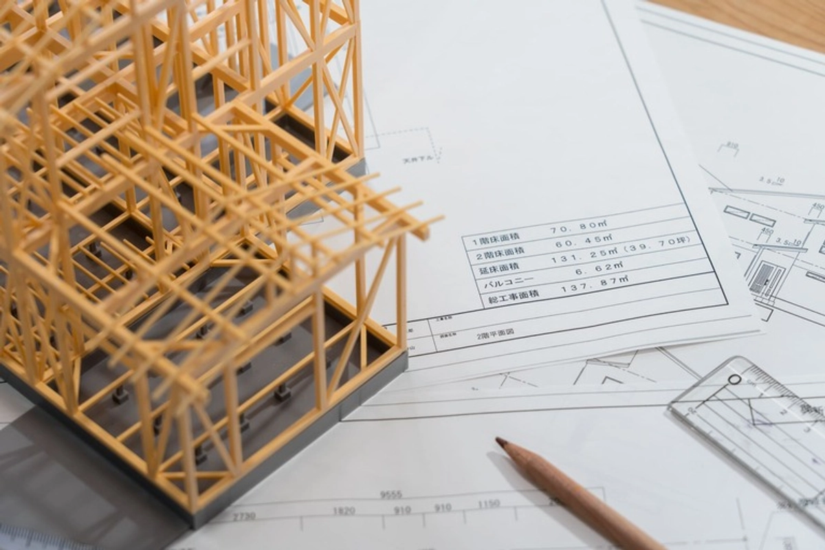 耐震住宅の模型と図面と鉛筆と定規
