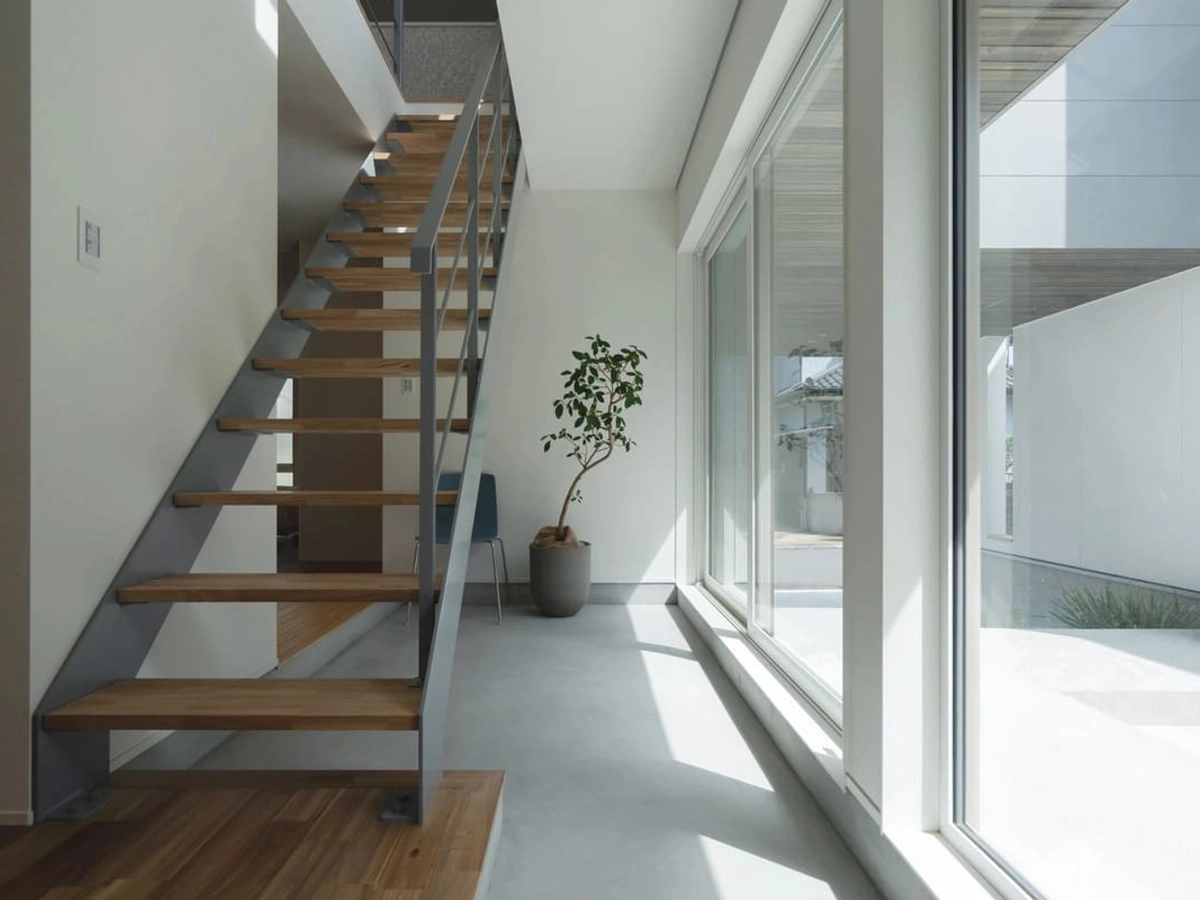 開放感のある土間玄関と階段