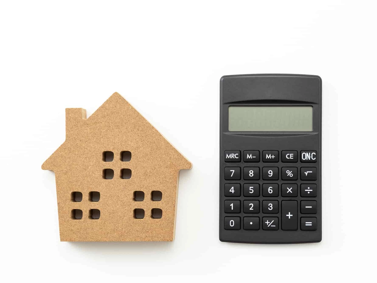 住宅模型と電卓