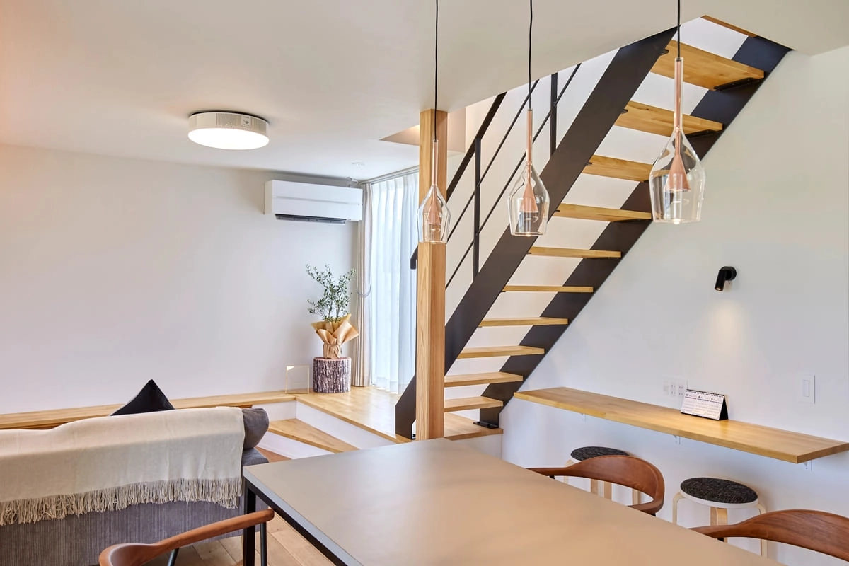 ダイニングから見る鉄骨階段と木製ベンチ