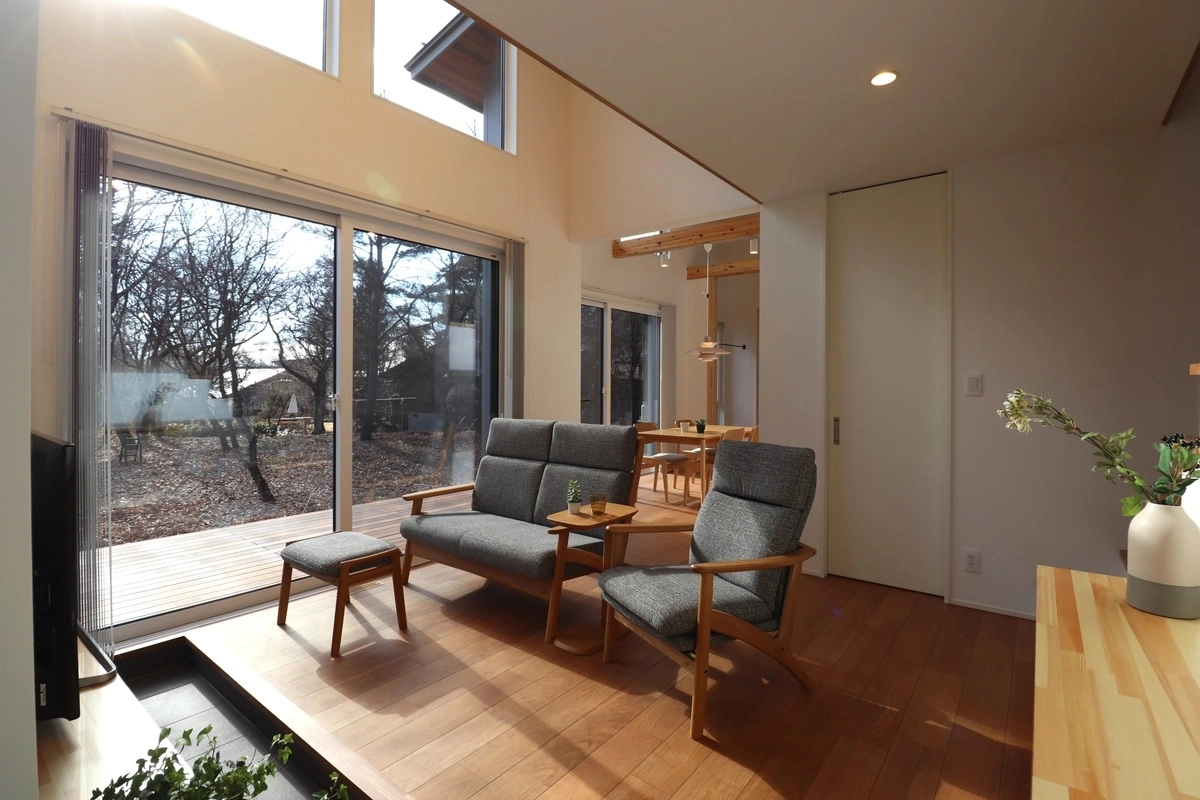 吹き抜けの高窓から光が差し込むリビング