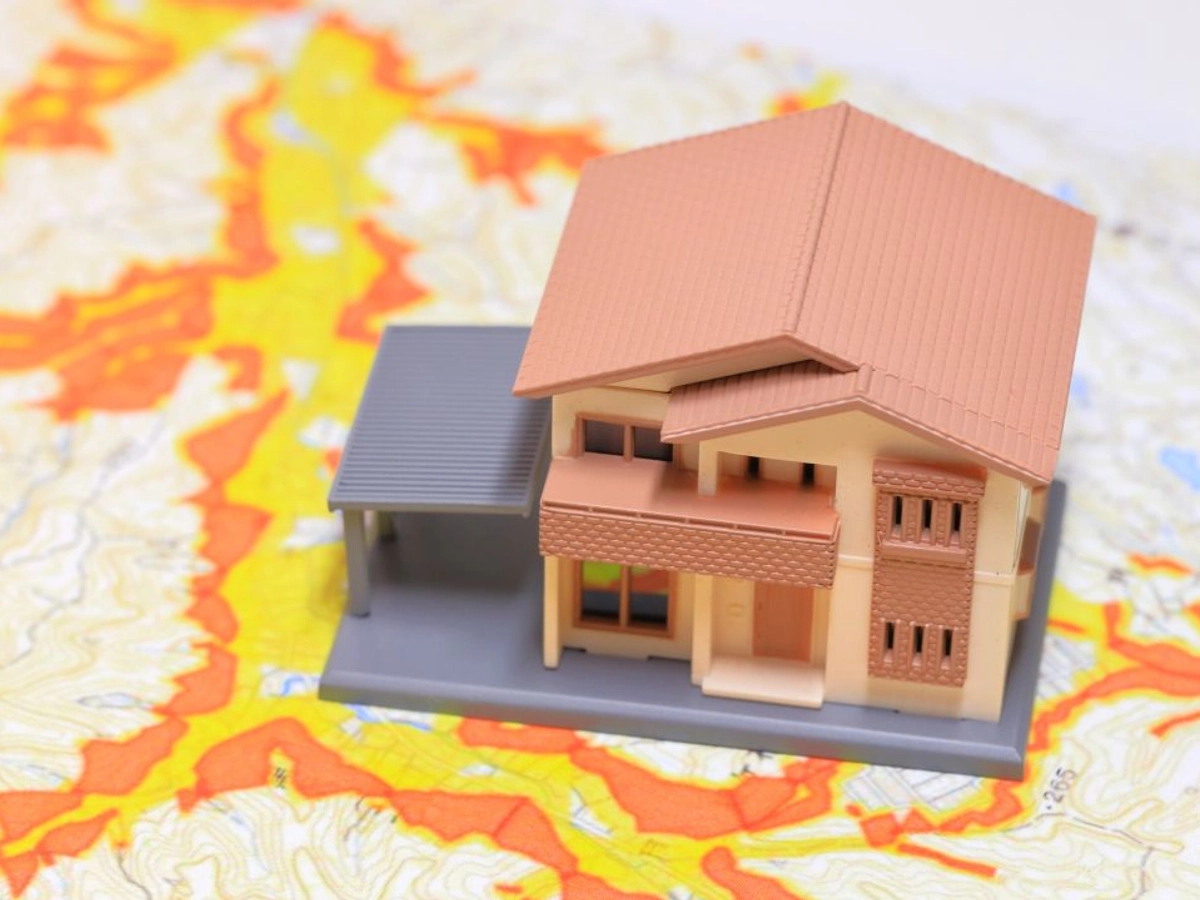 土砂災害ハザードマップとミニチュアの家