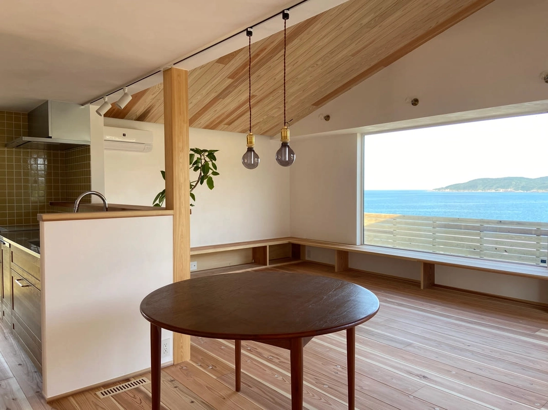木の勾配天井が特徴的なリビングダイニング
