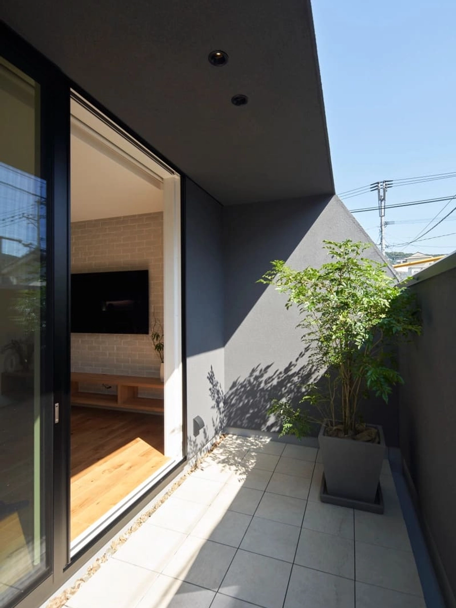 タイルが敷かれた壁の高いバルコニー