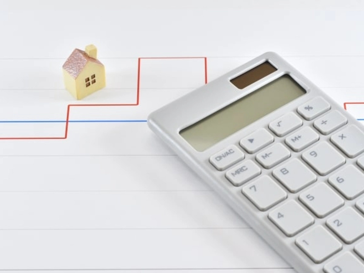 家と電卓とグラフでローンの金利のイメージ