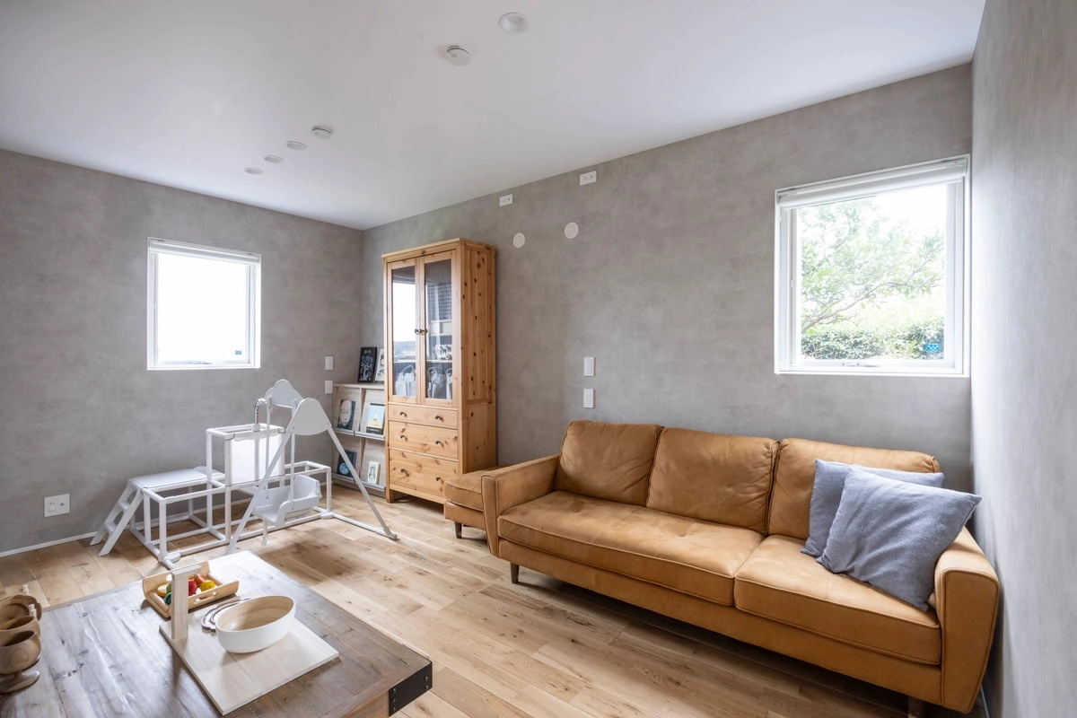 グレーの壁にフローリングが映える子ども部屋