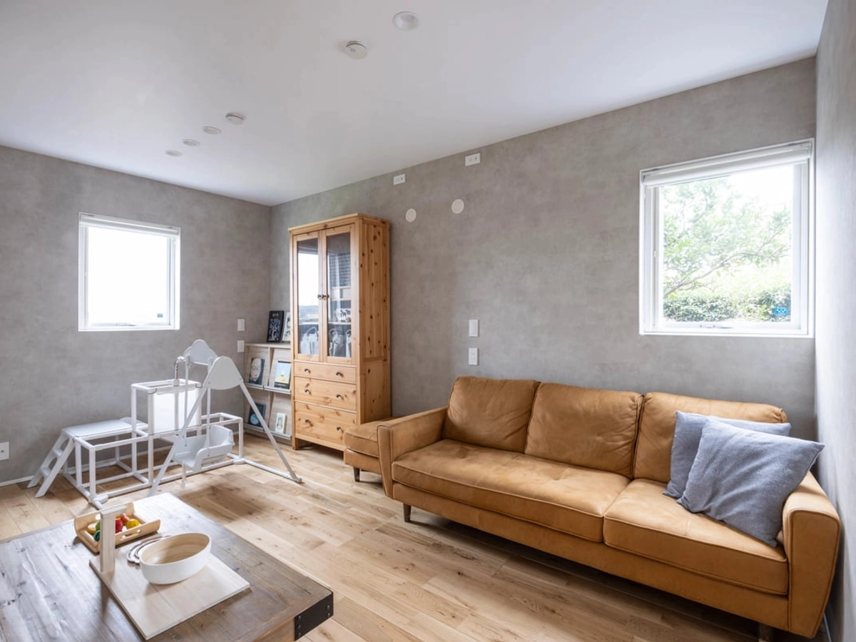 グレーの壁にフローリングが映える子ども部屋