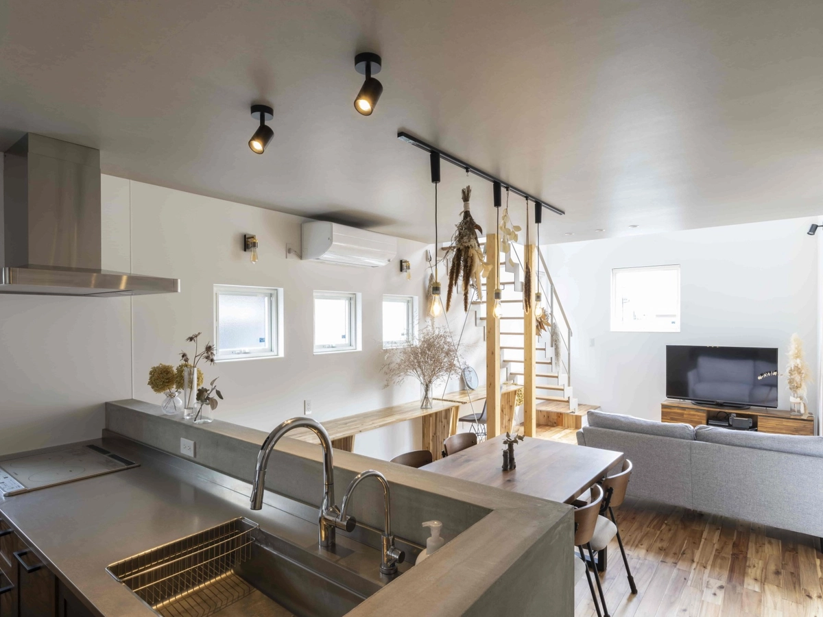 キッチンからみた明り取りがあるLDK