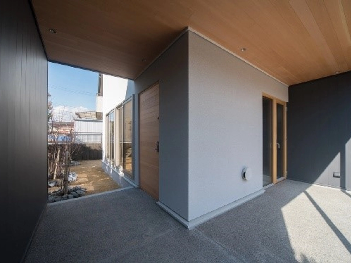 玄関扉がふたつある家