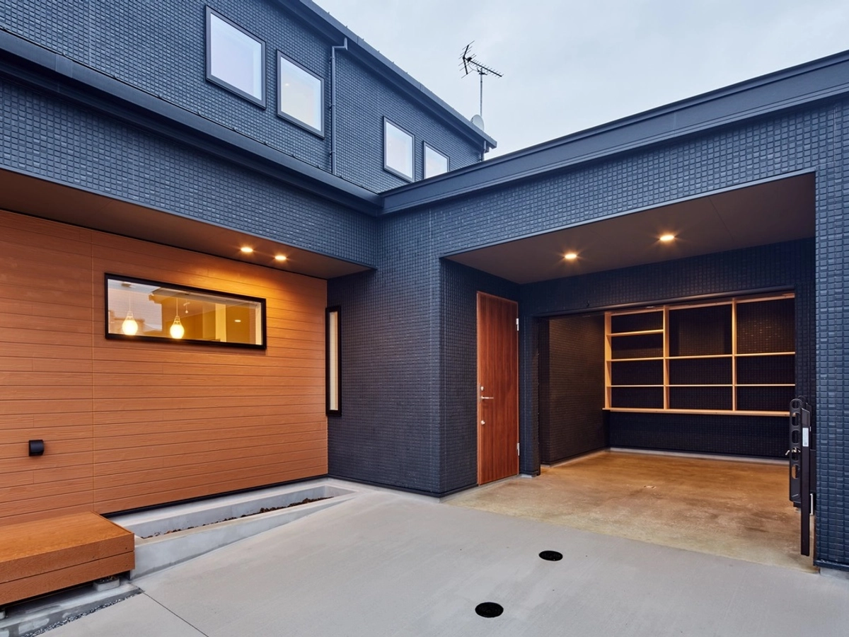 バイクガレージのある、スタイリッシュな注文住宅