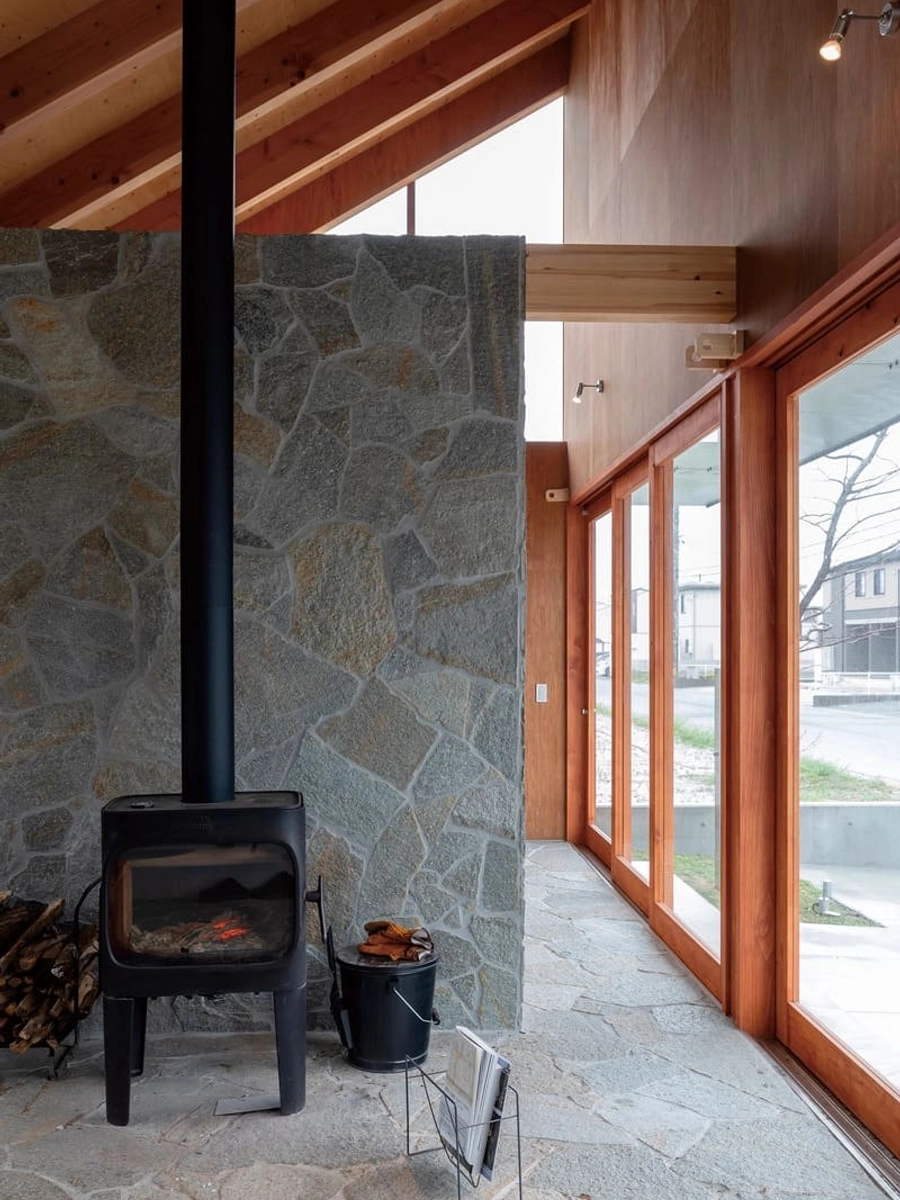 薪ストーブのある土間玄関