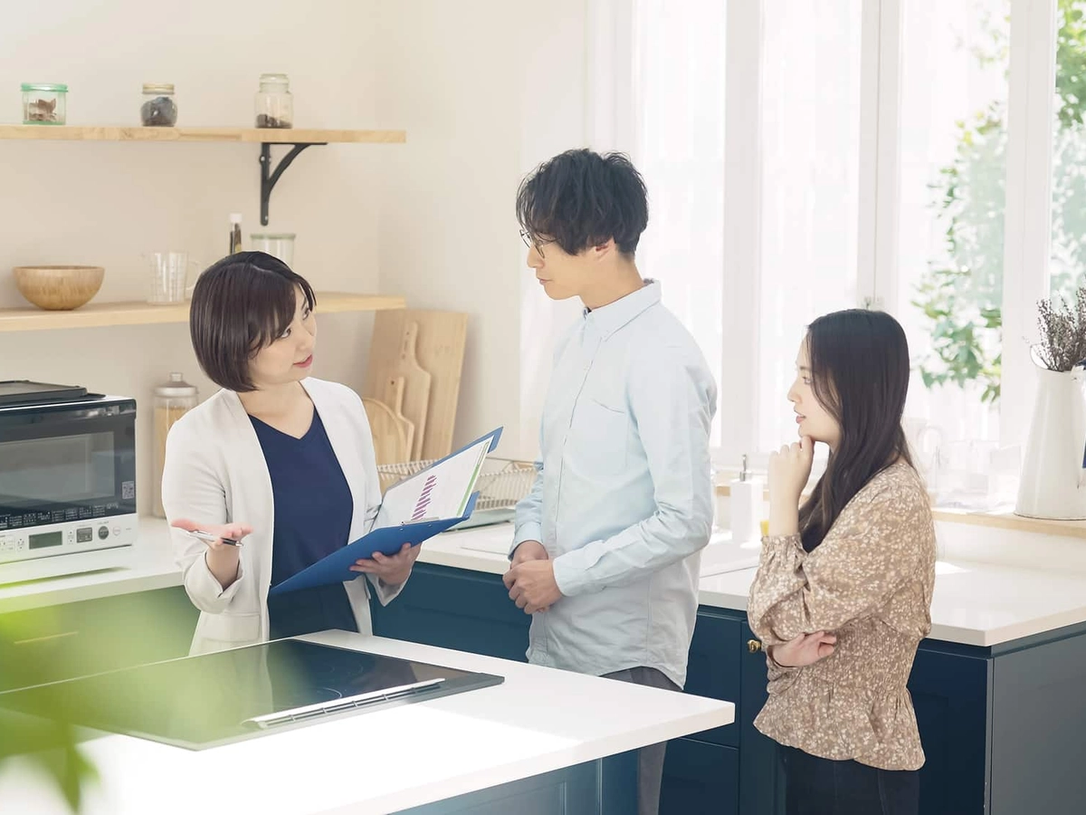 カップルに部屋を案内する女性担当者