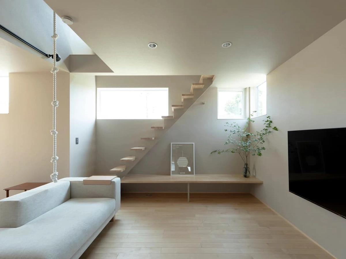 リビングの一部に設けられた白い木板の階段