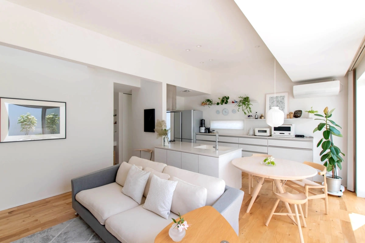 白を基調とした明るく清潔感のある北欧スタイルのLDK