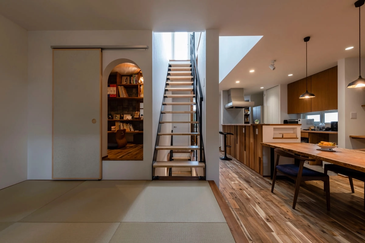 和室と隣接する光が差し込む鉄骨階段