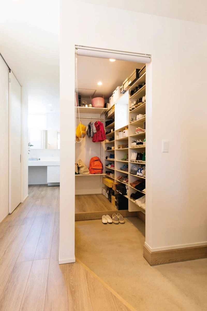 大容量のシュークロークとファミリークローゼット