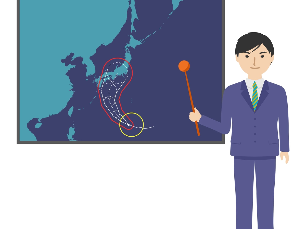 台風を進路予想図で説明をする男性の気象予報士