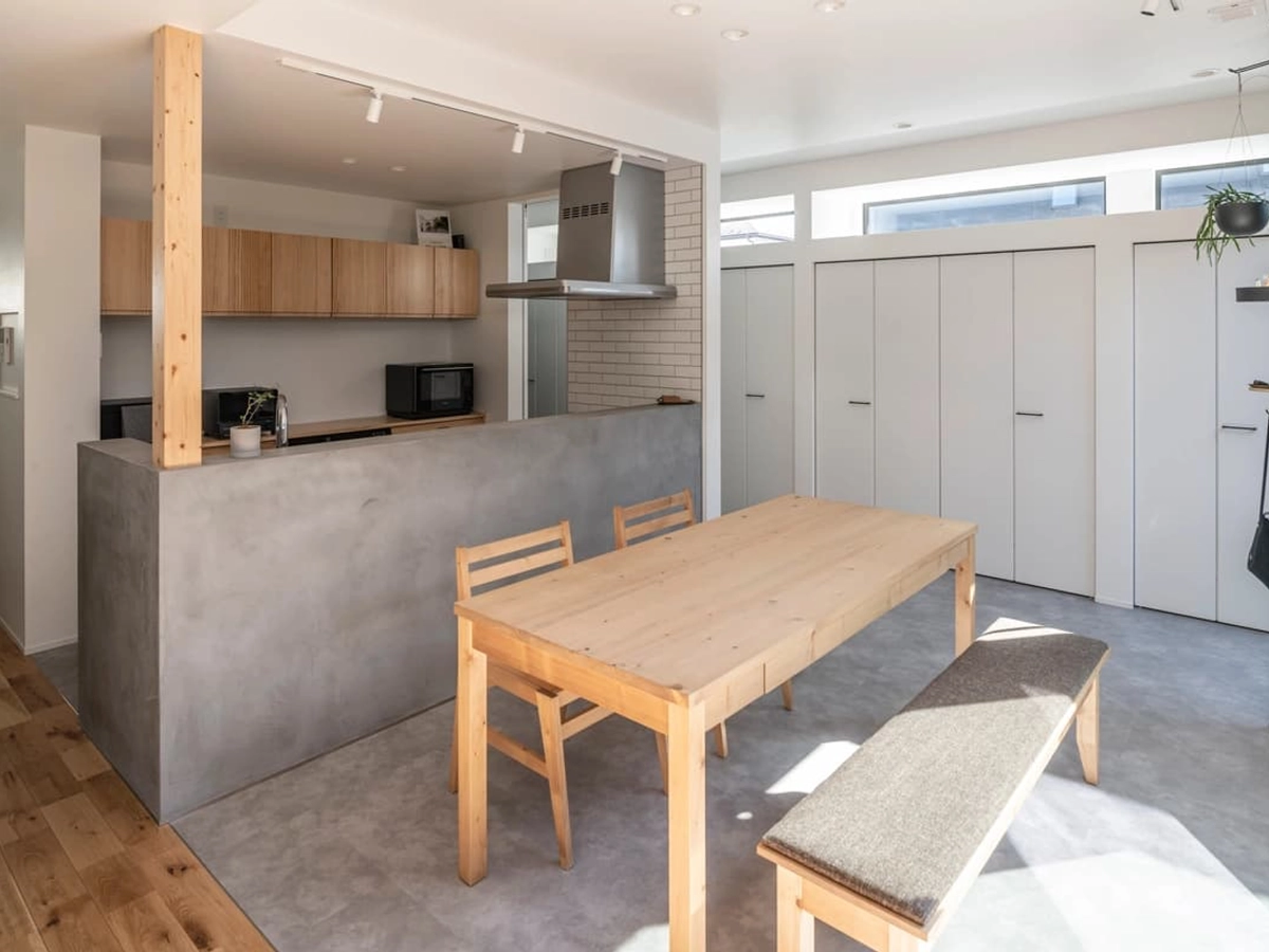 モルタル風の質感を生かしたペニンシュラキッチン