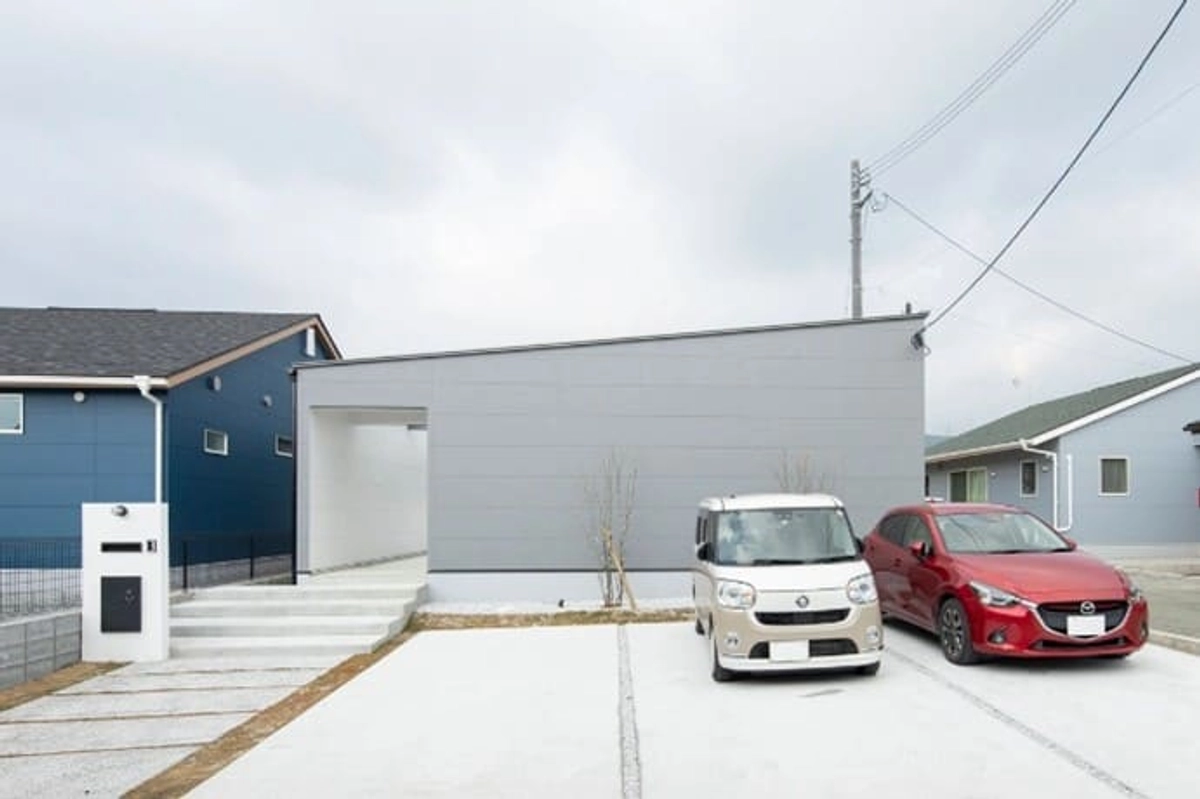 明るい色の外壁と片流れ屋根の平屋