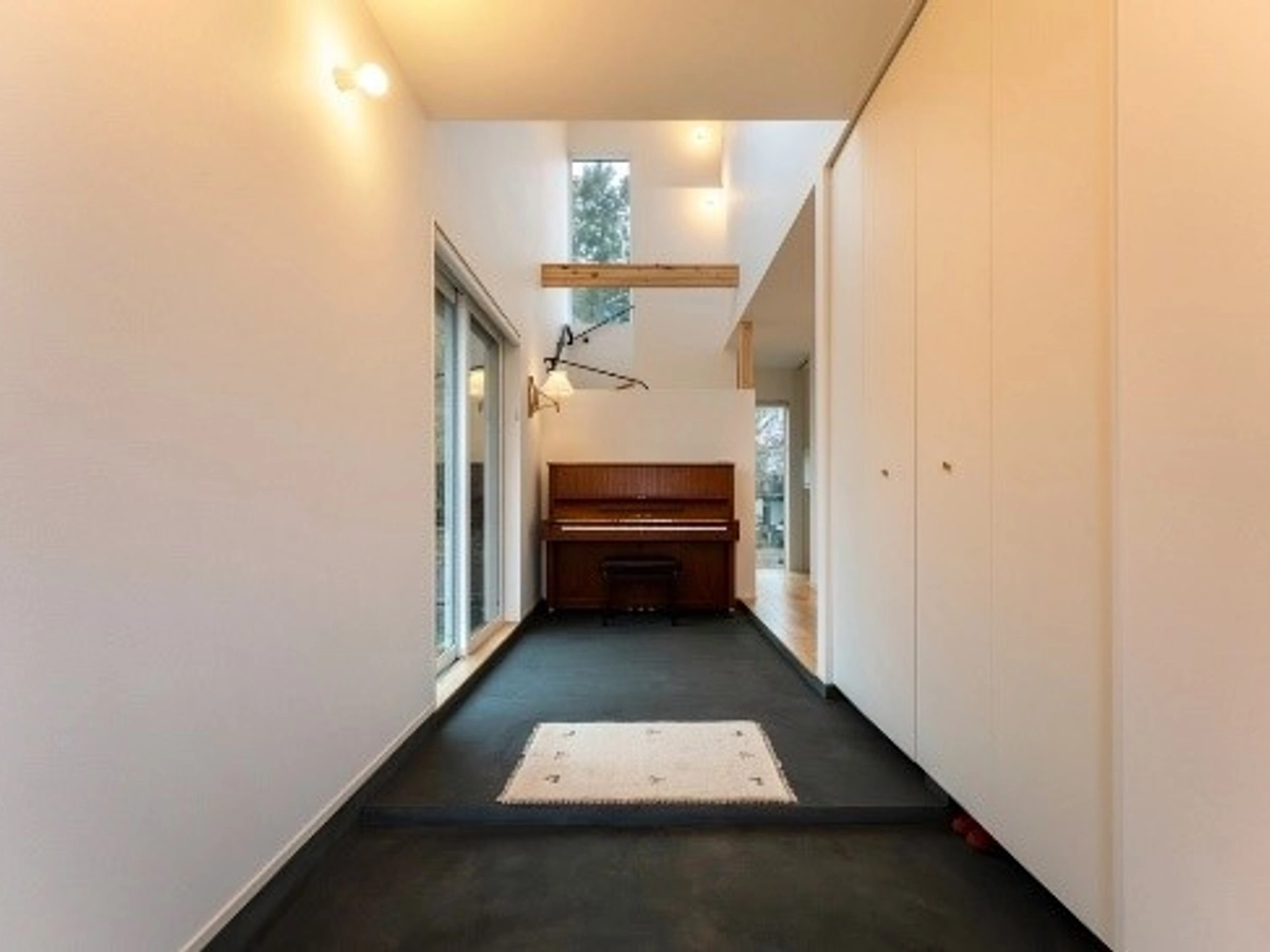 ピアノと調和した明るい玄関