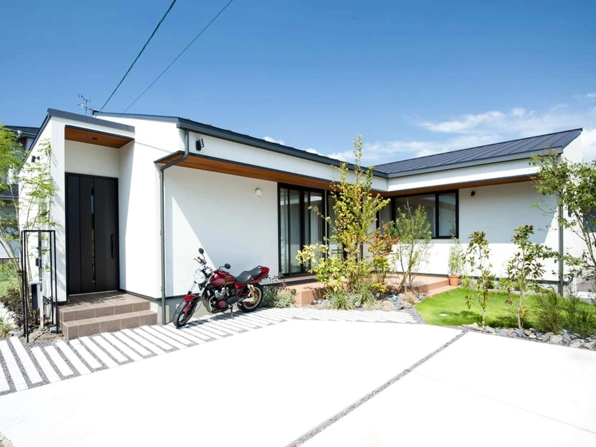 四季折々に色づく樹木で飾られた庭