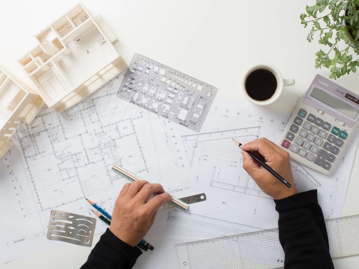 建築家の図面作成の様子