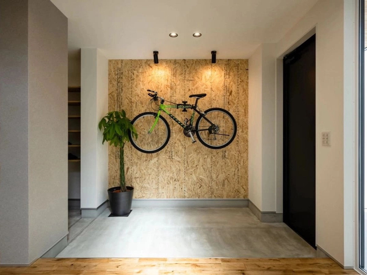自転車の飾られた土間玄関