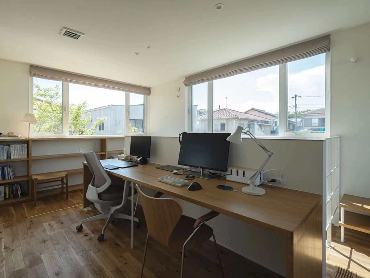 窓から光の差し込む明るく広々としたワークスペース