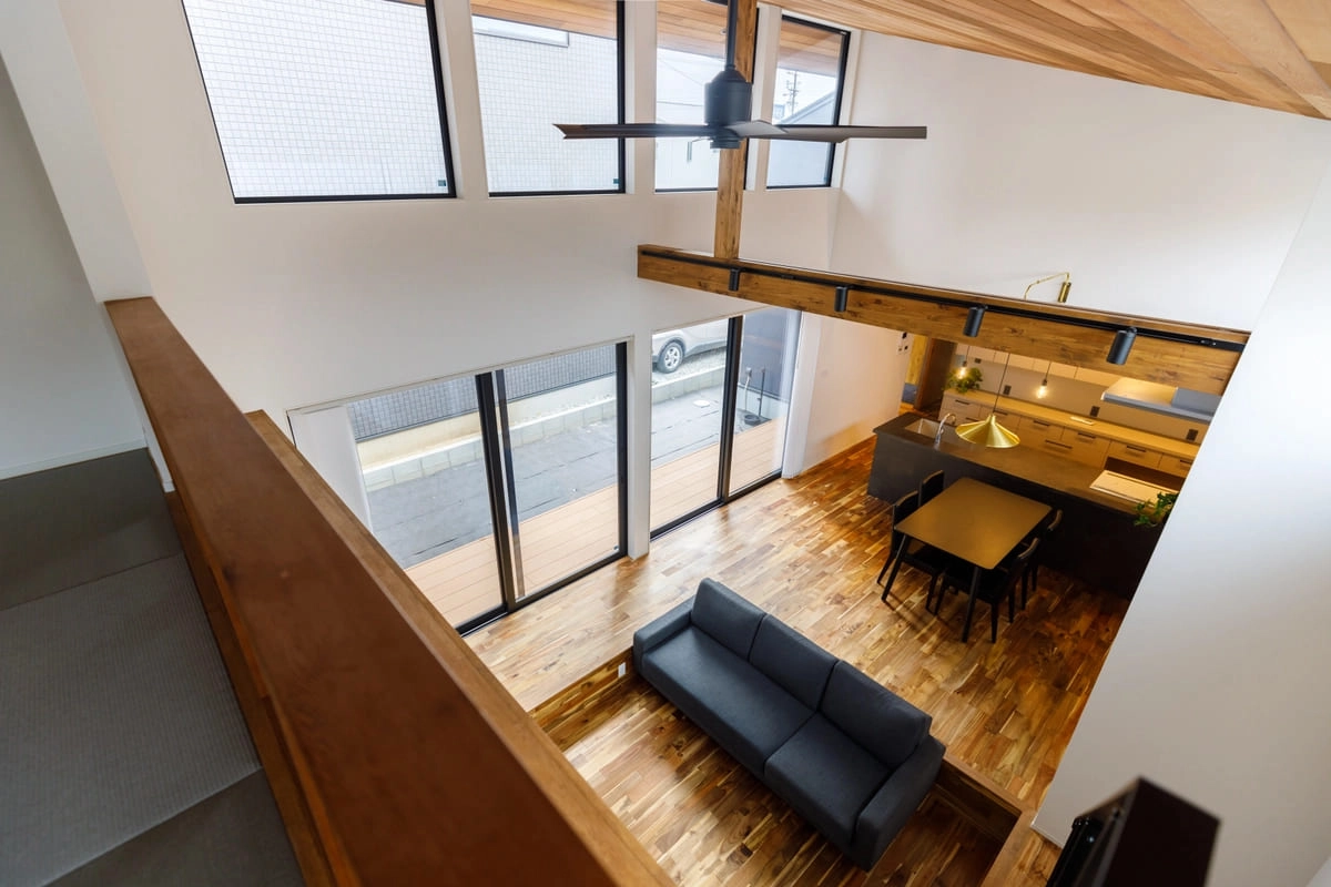 勾配天井とダウンフロアのリビングで空間の高さを強調した平屋