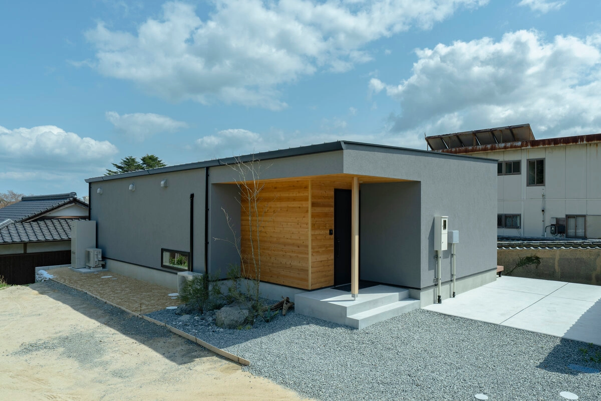 グレーの外壁と木のアクセントが特徴的な平屋の外観