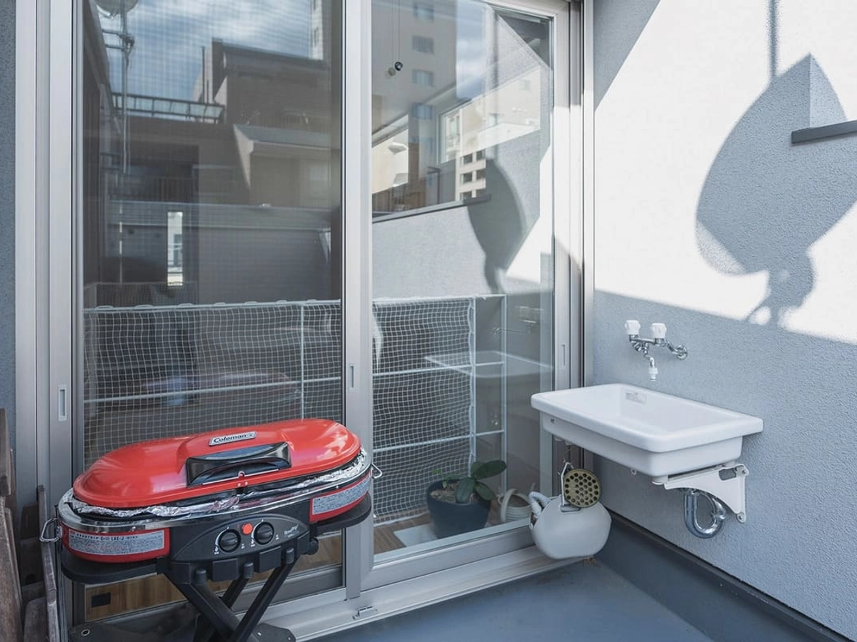 シンクの備えられたルーフバルコニーとバーベキューコンロ