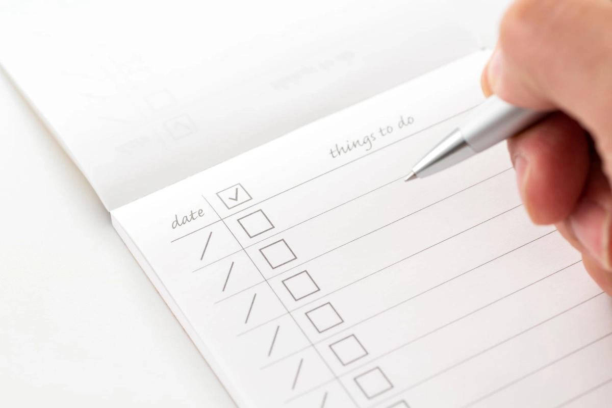 チェックリストに書き込む手元