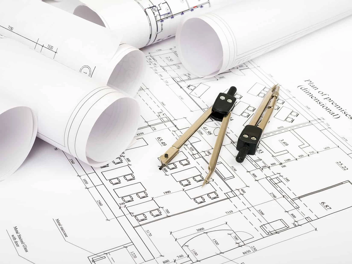 写真④ALT:住宅図面とコンパス