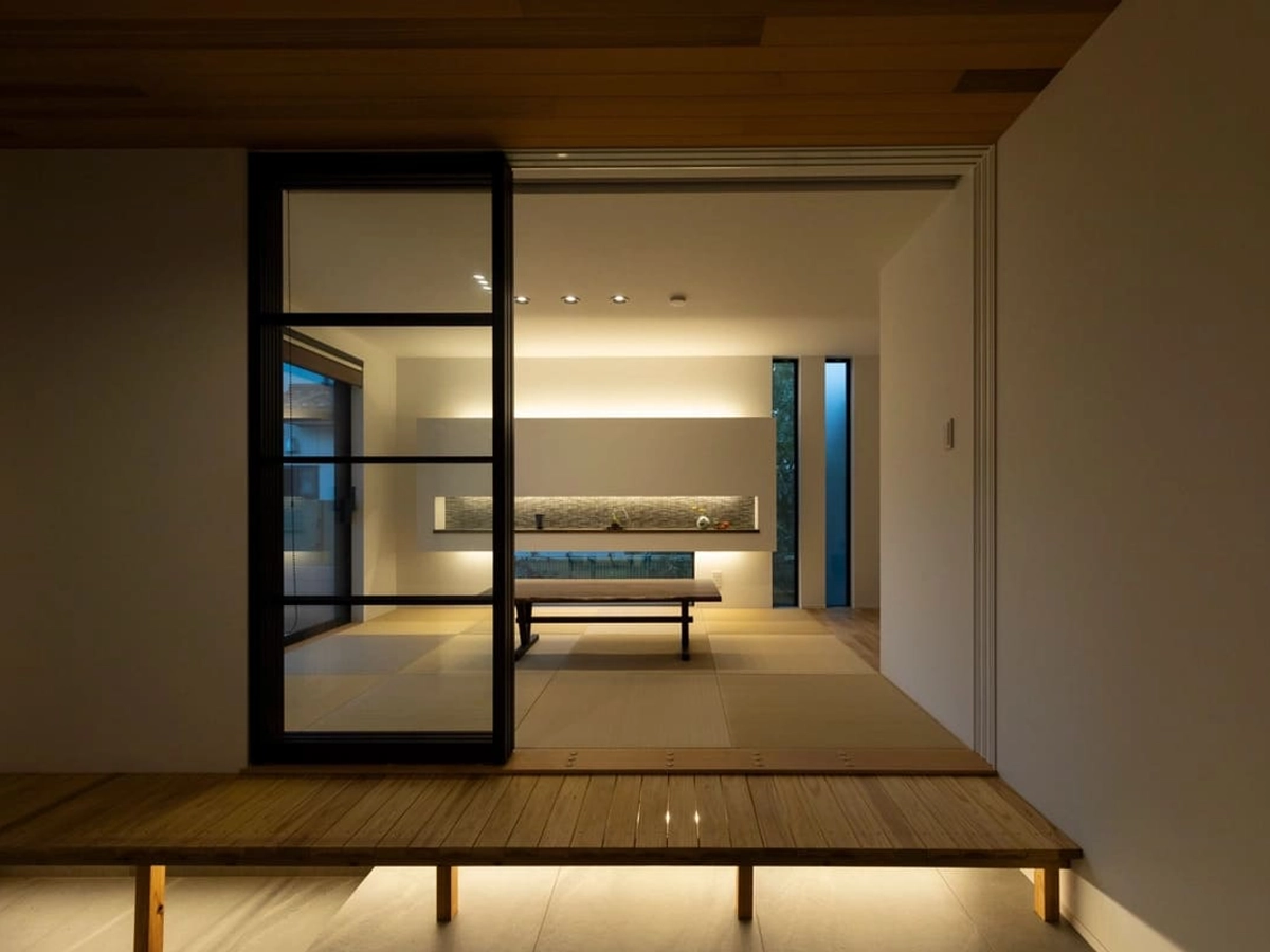 屋内に縁側がある玄関ホール横の和室