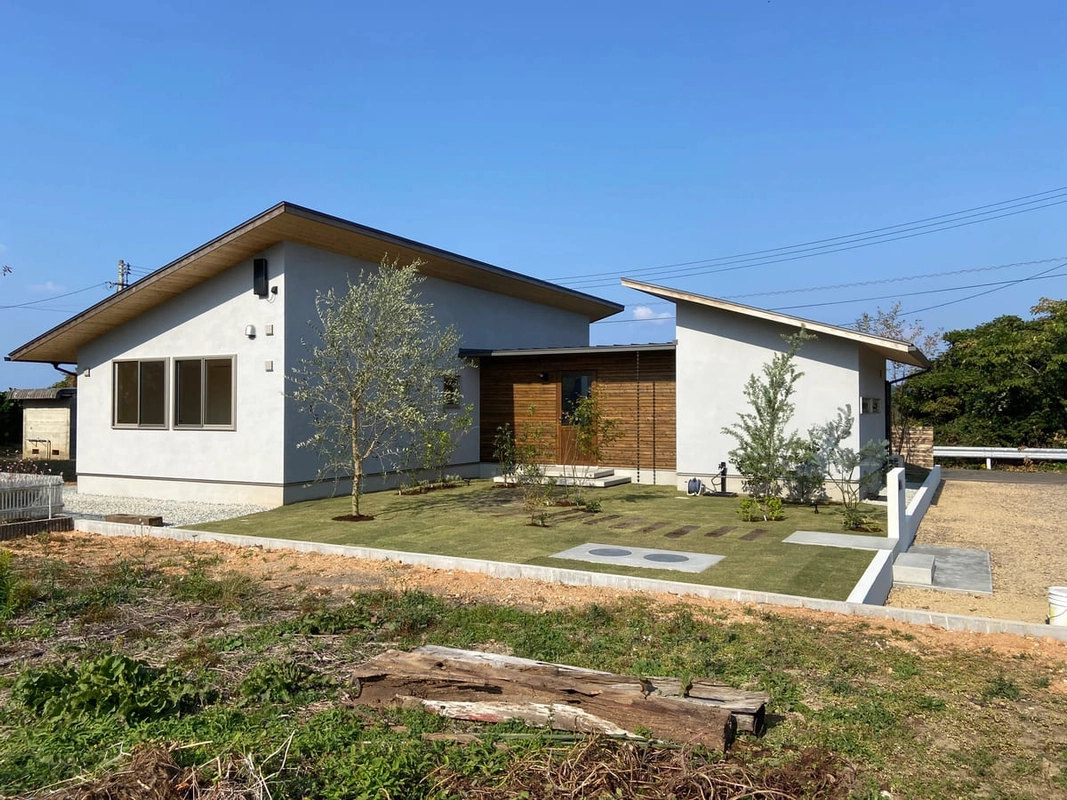 2つの長方形を玄関ホールで繋ぐ形の外観