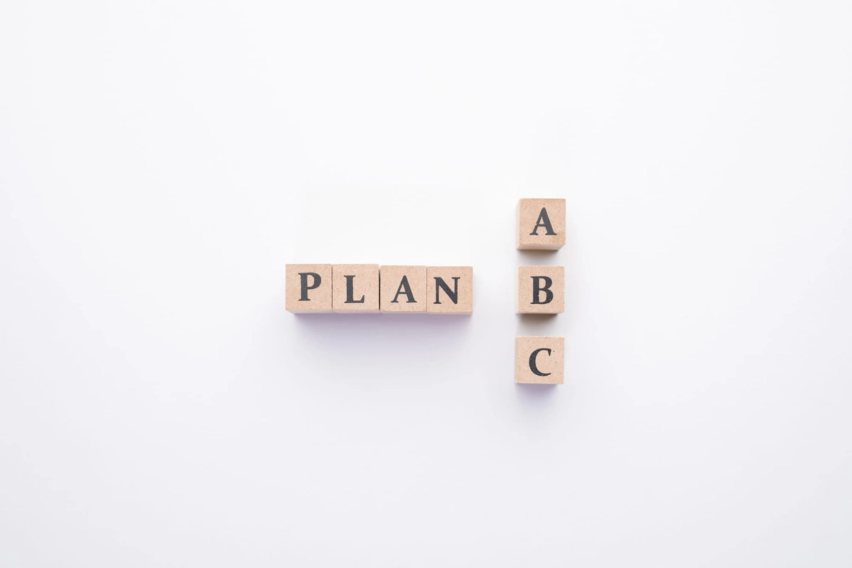 PLANとABCの文字が印字された木製ブロック