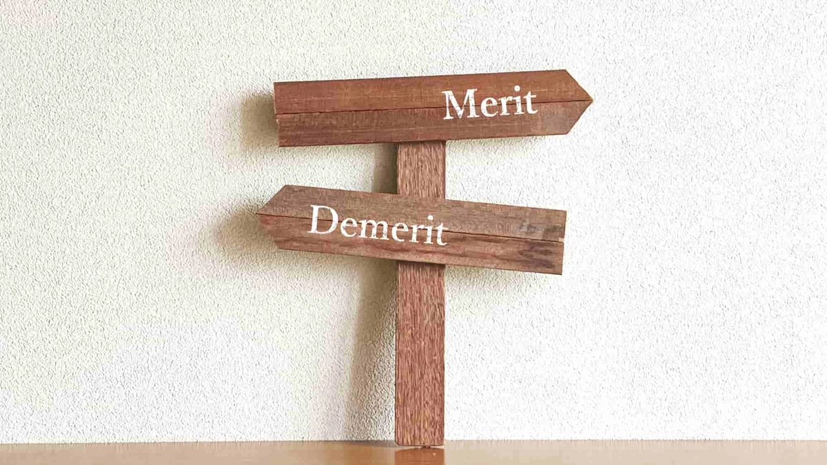 MeritとDemeritの文字入り古い木製道しるべ