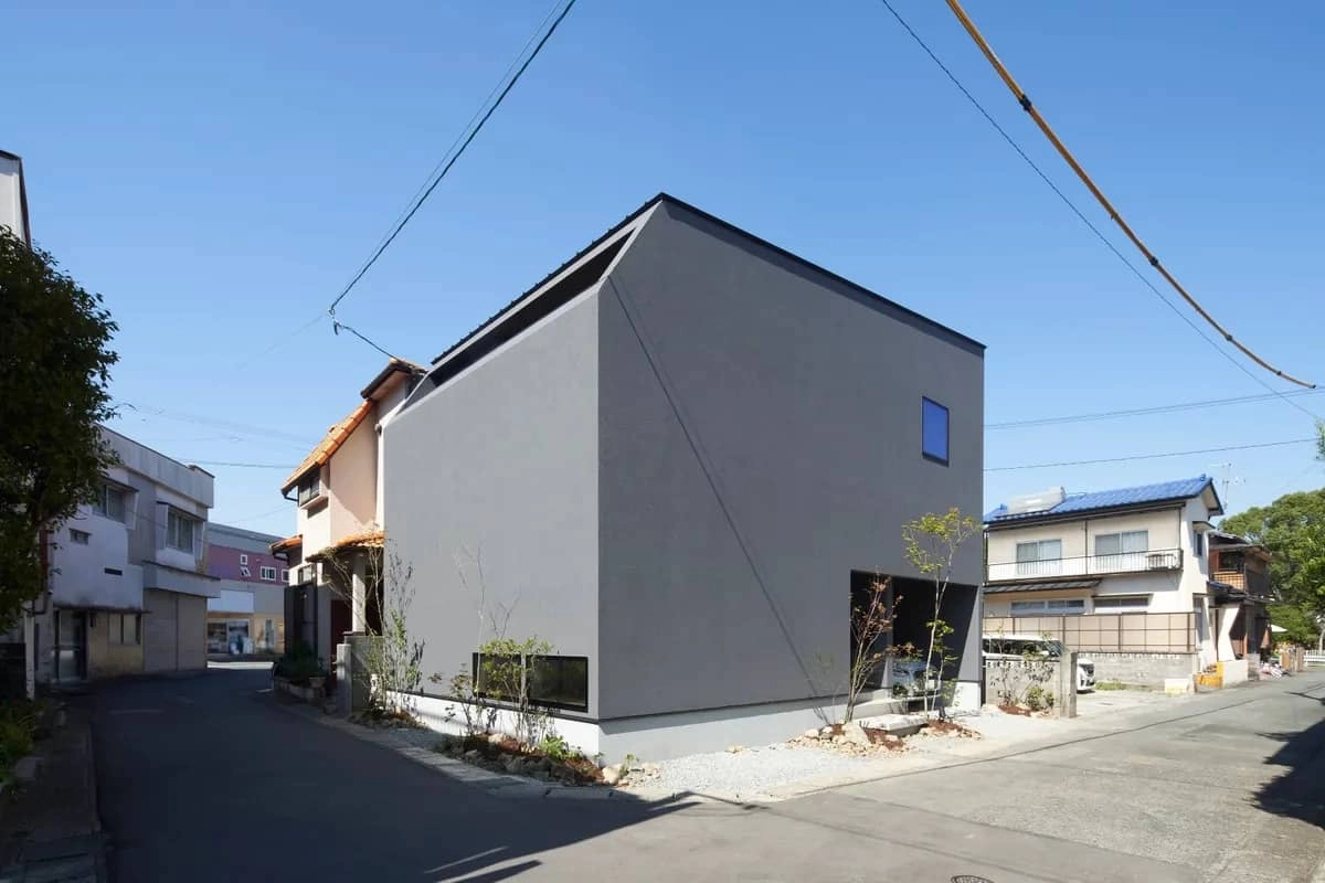 住宅街の角地に建つグレーの箱型のモダンな住宅