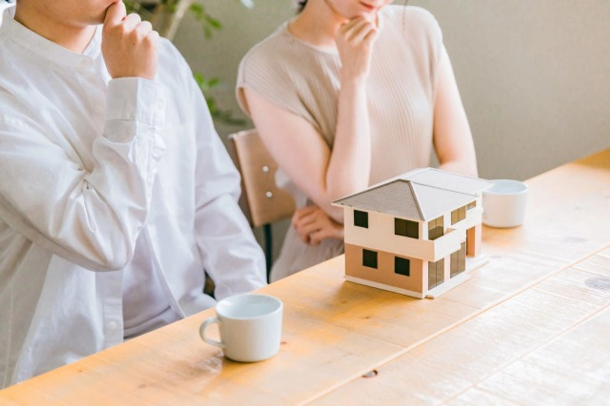 マイホームの計画をする若い夫婦