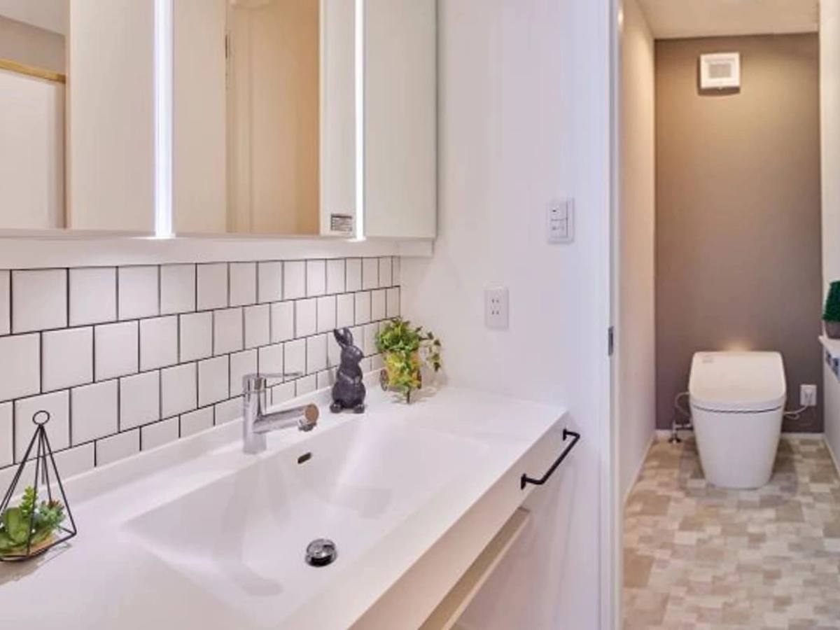 床の柄が明るい印象を与えるトイレ