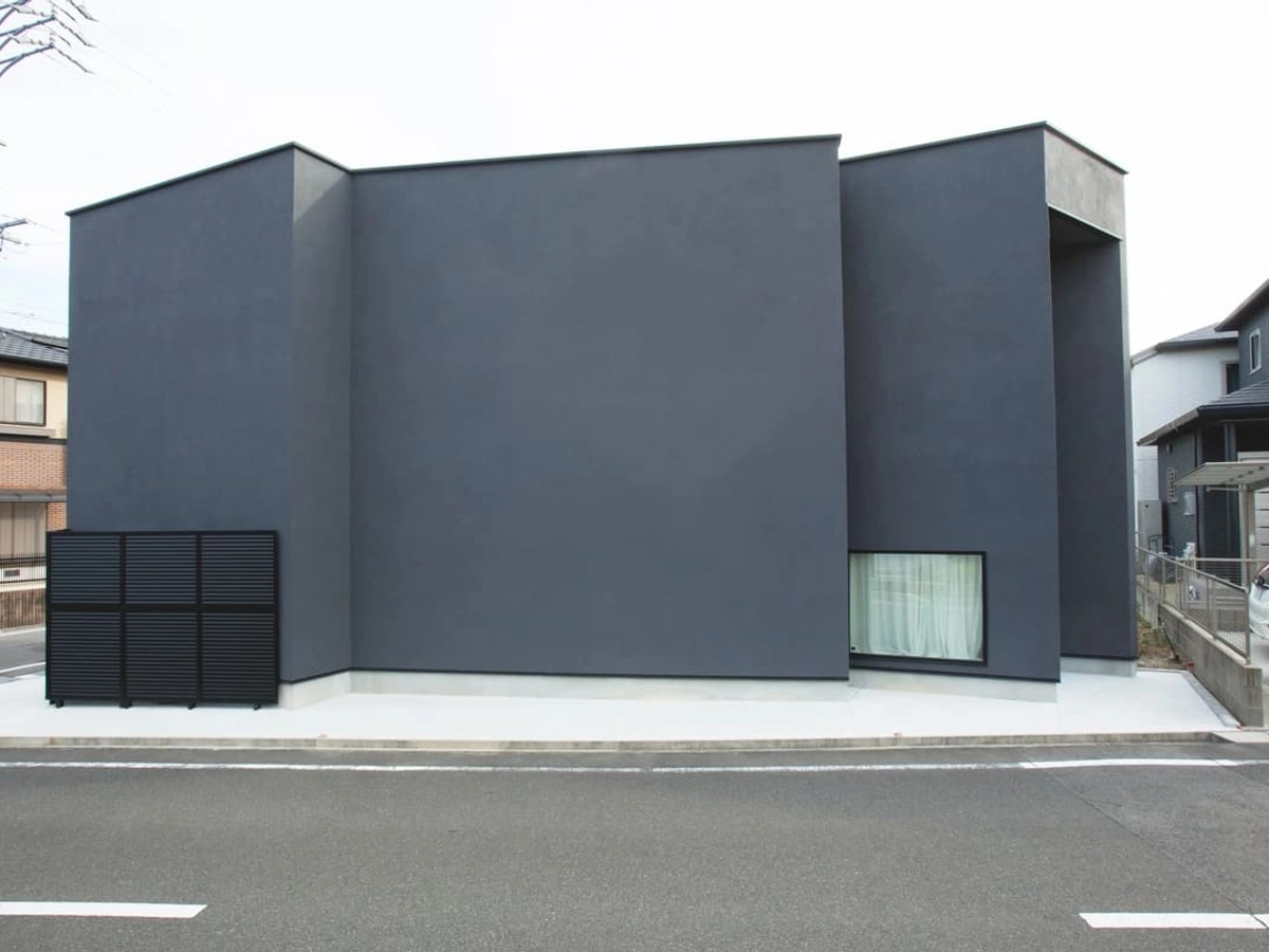 美術館のようなグレーの外観