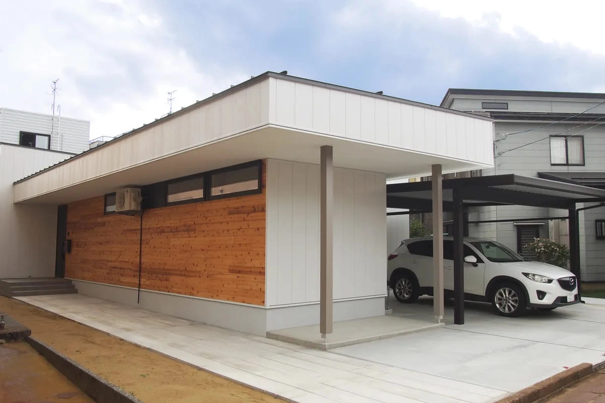 木目の壁がアクセントのスタイリッシュなガレージハウス