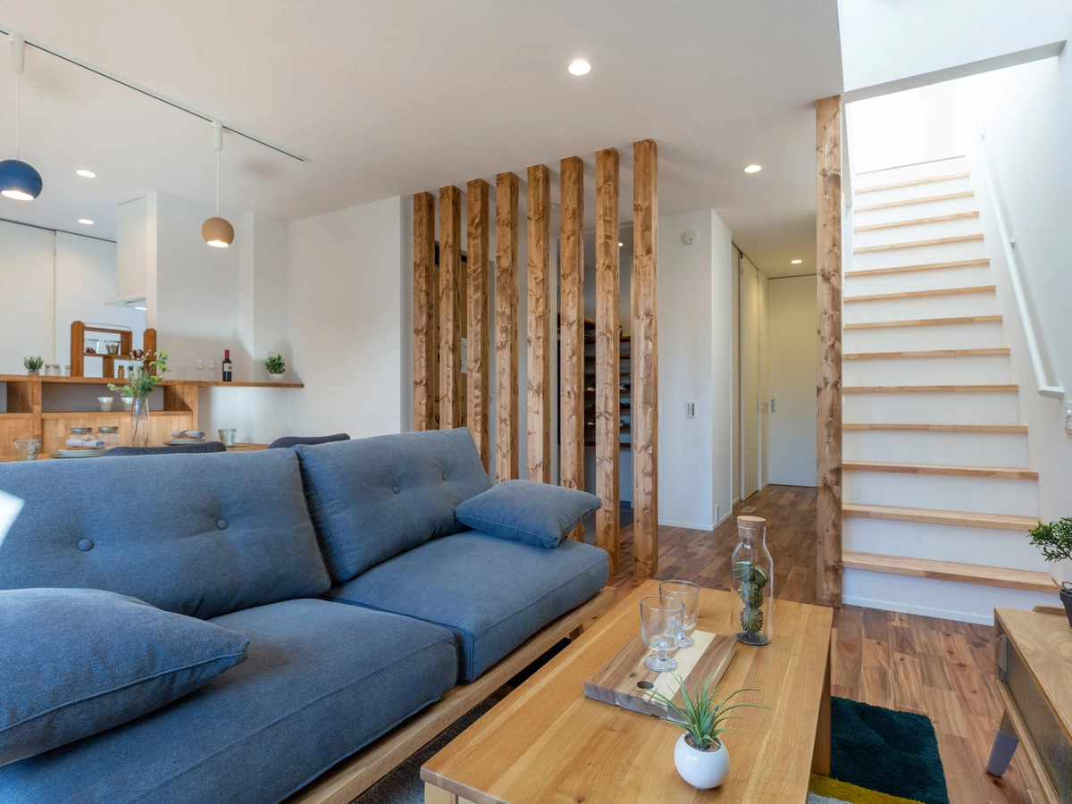 柱の仕切り壁があるリビング