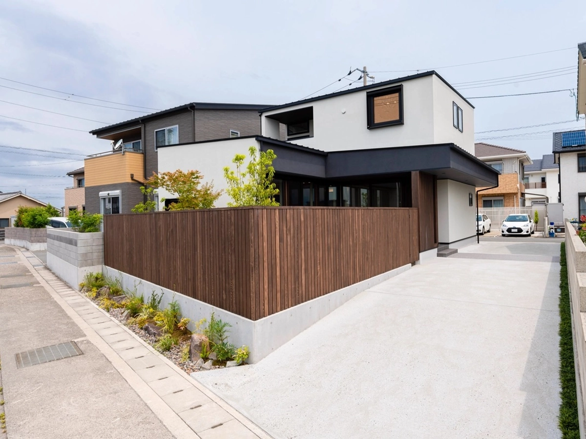 目隠しフェンスのある外観