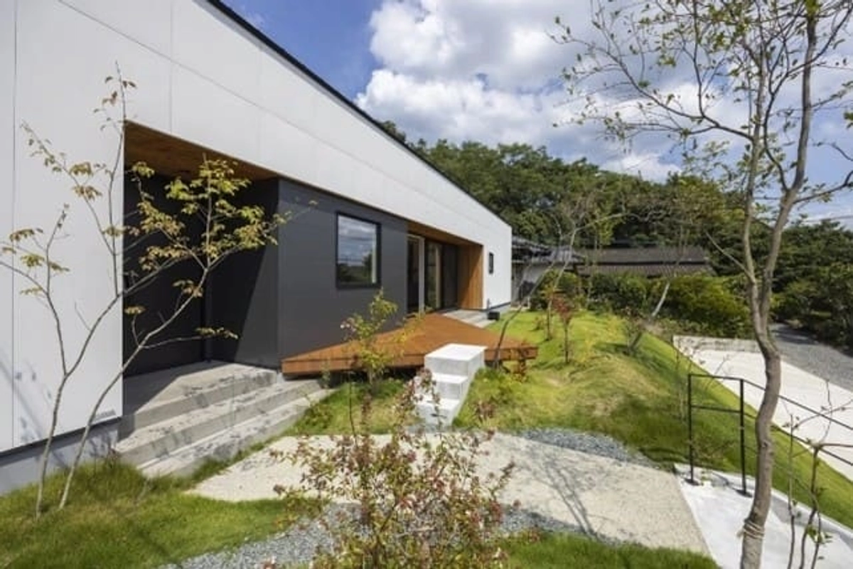 植栽と白い平屋