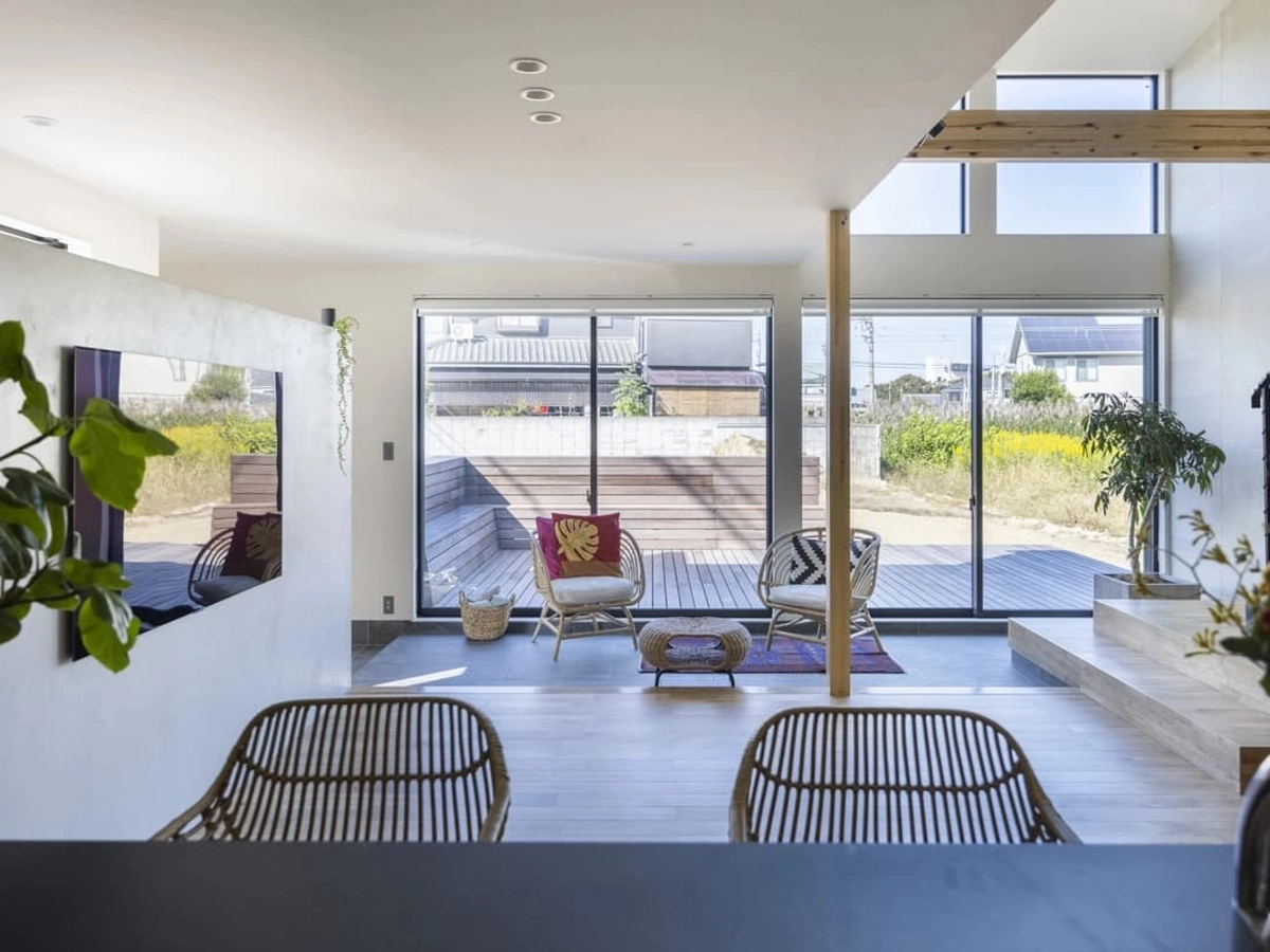 リビングと繋がるウッドデッキ