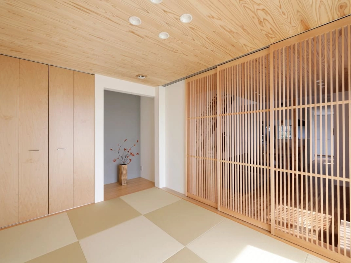 木の格子戸が落ち着いた非日常感を演出する和室