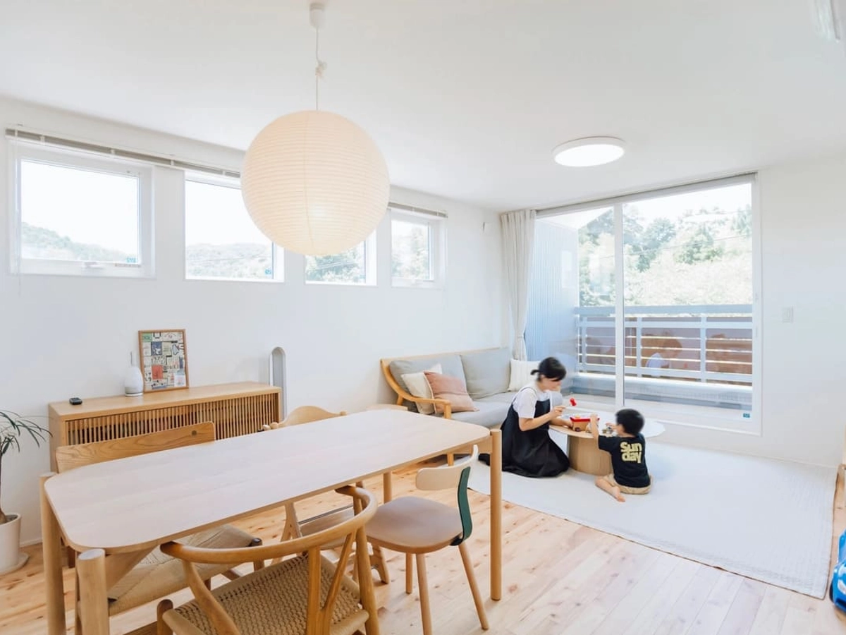 木がたくさん使われたリビングダイニングと奥のバルコニー