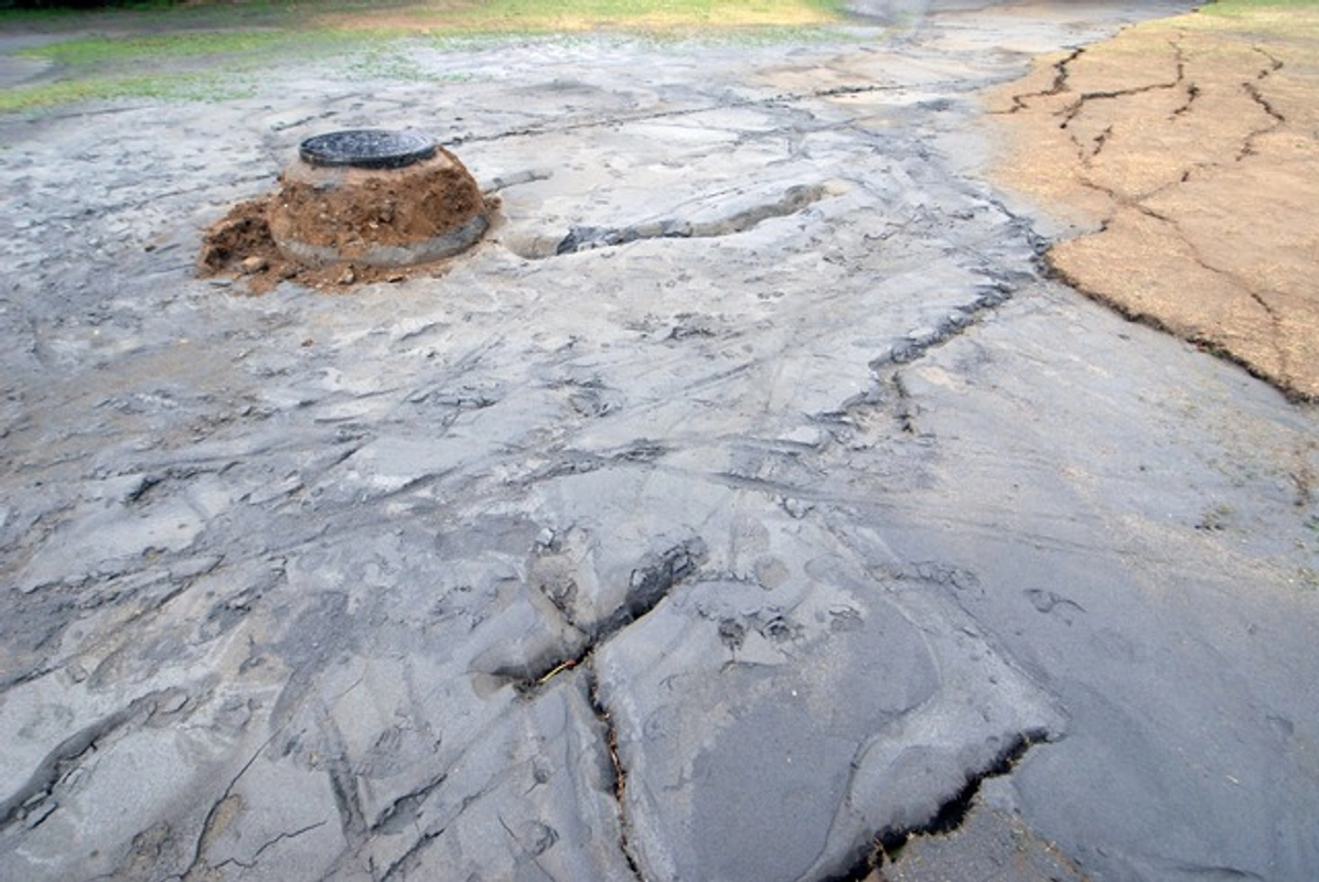 東日本大震災の影響で液状化し隆起したマンホール