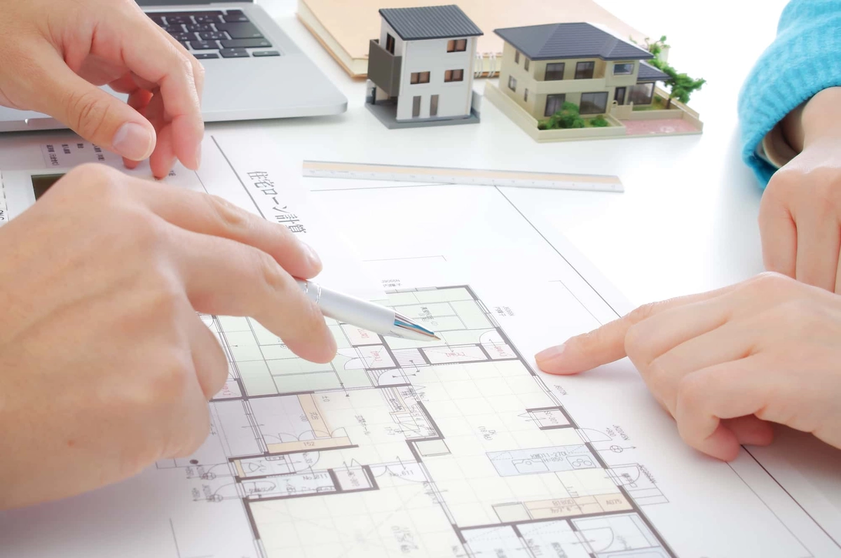 マイホームの間取りを相談する手元